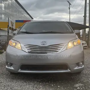 Toyota Sienna 2013 Silver