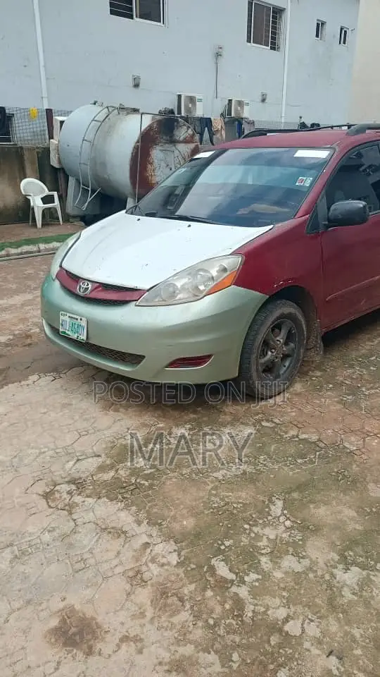Toyota Sienna 2006 Maroon