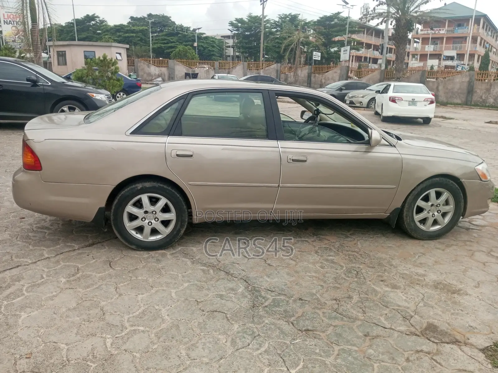 Toyota Avalon 2000 Gold