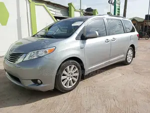 Toyota Sienna XLE 7 Passenger (3.5L 6cyl 6A) 2016 Gray