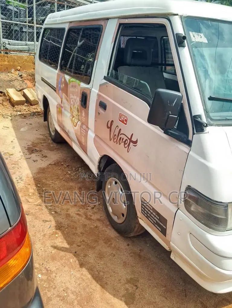 Mitsubishi L300 2005 White