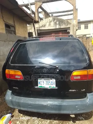 Toyota Sienna XLE & 1 hatch 2000 Black