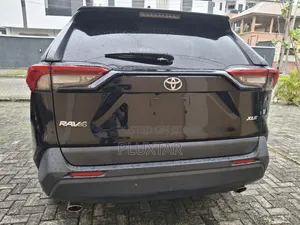 Toyota RAV4 XLE 2021 Black