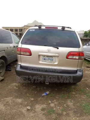 Toyota Sienna 2002 Gold