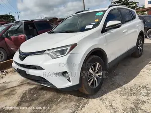 Toyota RAV4 XLE 4dr SUV (2.5L 4cyl 6A) 2018 White
