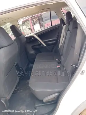 Toyota RAV4 XLE 4dr SUV (2.5L 4cyl 6A) 2018 White