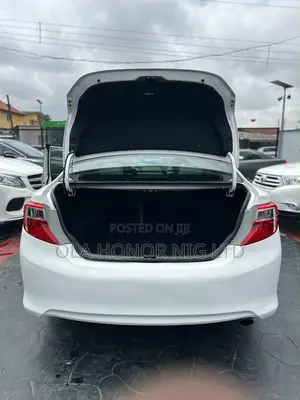 Toyota Camry XLE 4dr Sedan (2.5L 4cyl 6A) 2014 White