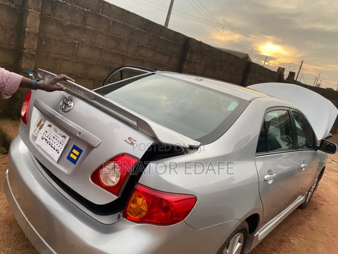 Toyota Corolla 2010 Silver