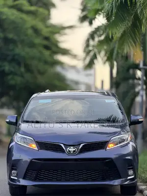 Toyota Sienna XLE 8 Passenger (3.5L 6cyl 8A) 2017 Blue