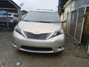 Toyota Sienna 2016 Gold