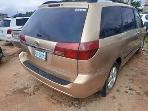 Toyota Sienna 2005 Gold