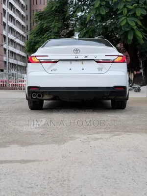 Toyota Camry SE 2025 White