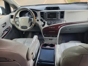Toyota Sienna 2013 Burgundy