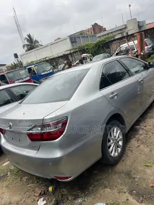 Toyota Camry XLE 4dr Sedan (2.5L 4cyl 6A) 2014 Silver