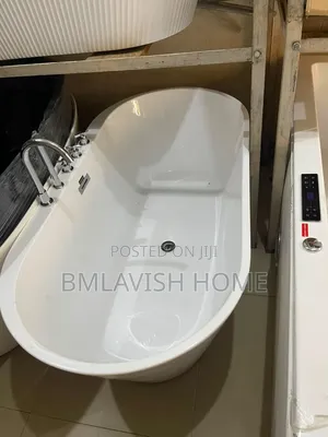 Acrylic Freestanding Bathtub With Silver Taps