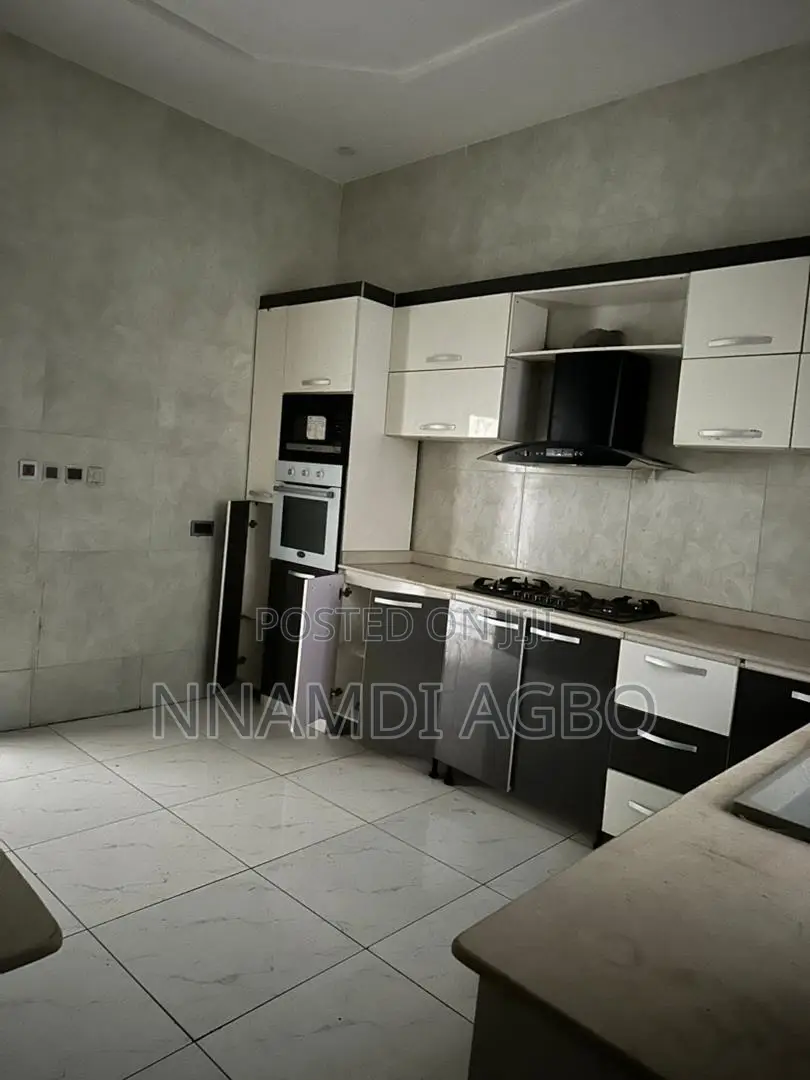 4bdrm Duplex in Chevron for rent