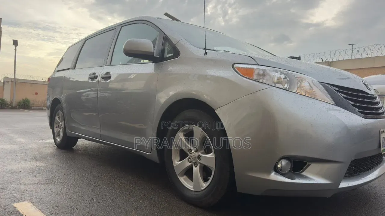 Toyota Sienna 2011 Silver