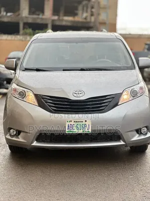 Toyota Sienna 2011 Silver