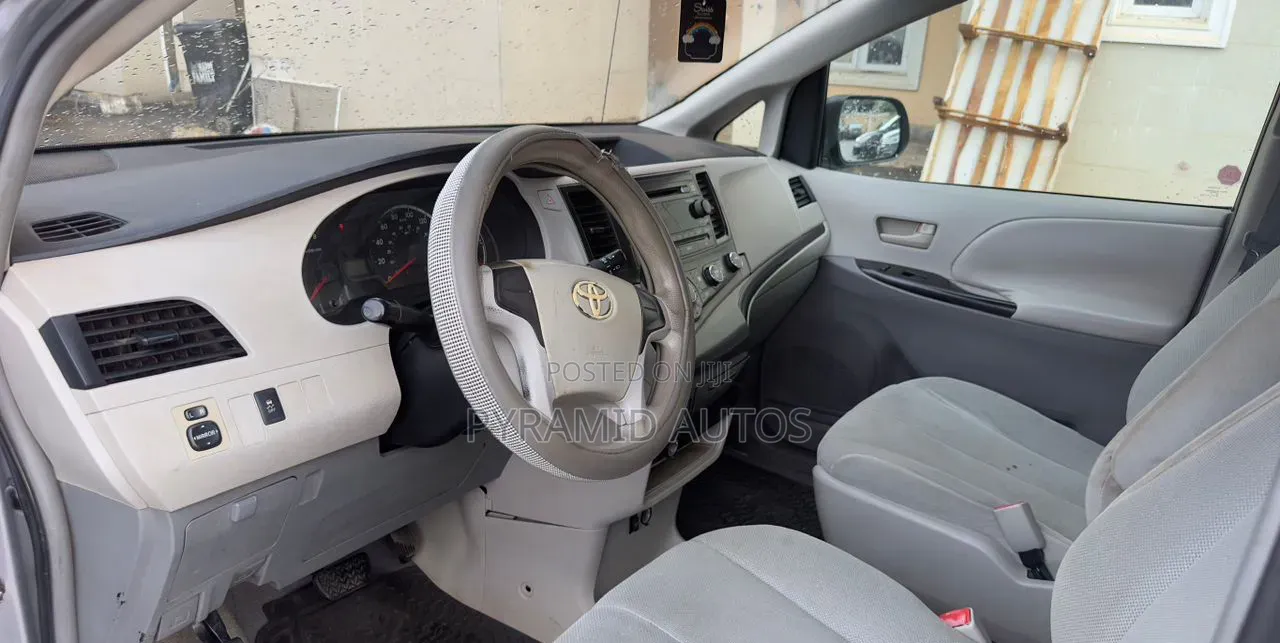 Toyota Sienna 2011 Silver