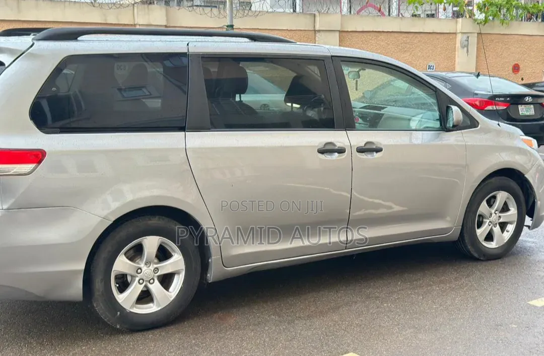 Toyota Sienna 2011 Silver