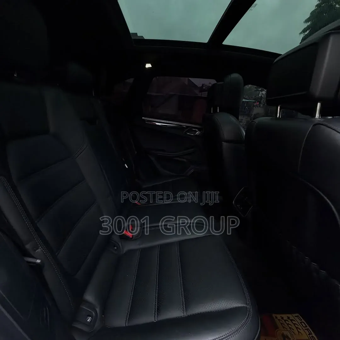 Porsche Macan 2023 Silver