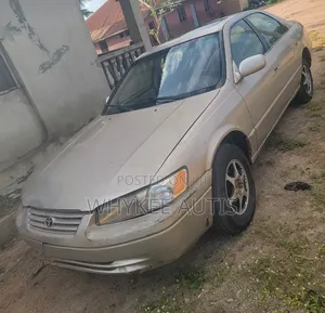 Toyota Camry 2000 Gold