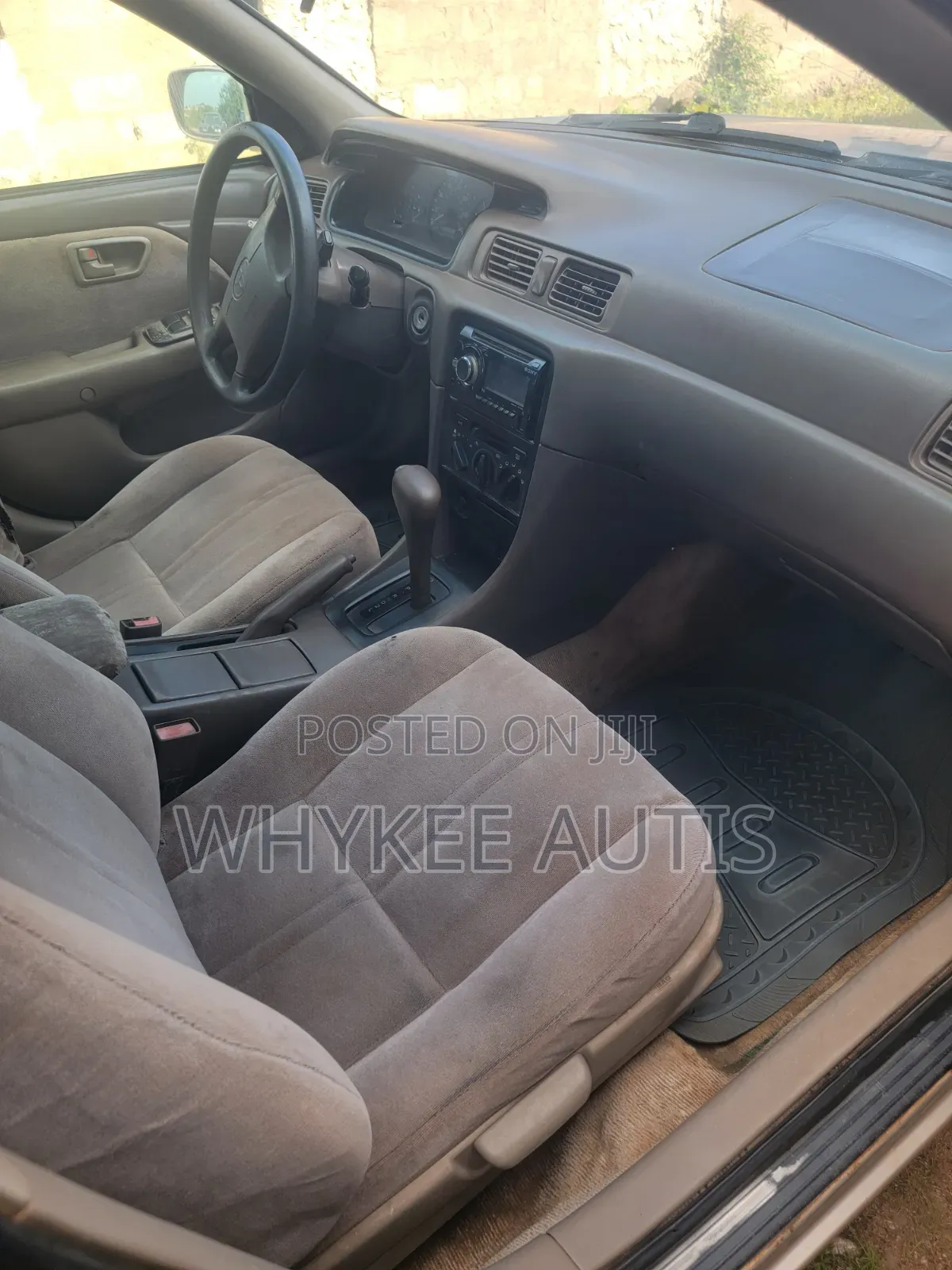 Toyota Camry 2000 Gold