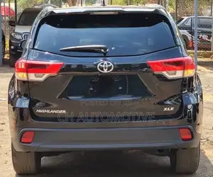 Toyota Highlander XLE 4dr SUV AWD (3.5L 6cyl 6A) 2015 Matt Black