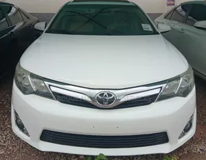 Toyota Camry XLE V6 4dr Sedan (3.5L 6cyl 6A) 2013 Off white