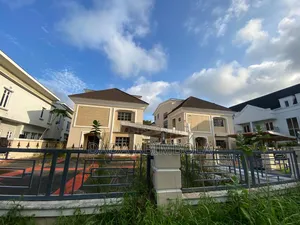 6bdrm Duplex in Carlton Gate Estate, Chevron for sale