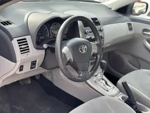 Toyota Corolla LE 4dr Sedan (1.8L 4cyl 4A) 2012 Gray