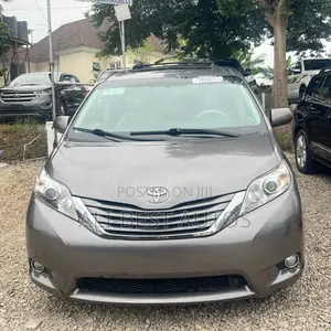 Toyota Sienna XLE 8-Passenger 4dr Minivan (3.5L 6cyl 6A) 2014 Gray