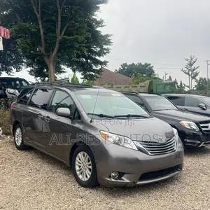 Toyota Sienna XLE 8-Passenger 4dr Minivan (3.5L 6cyl 6A) 2014 Gray