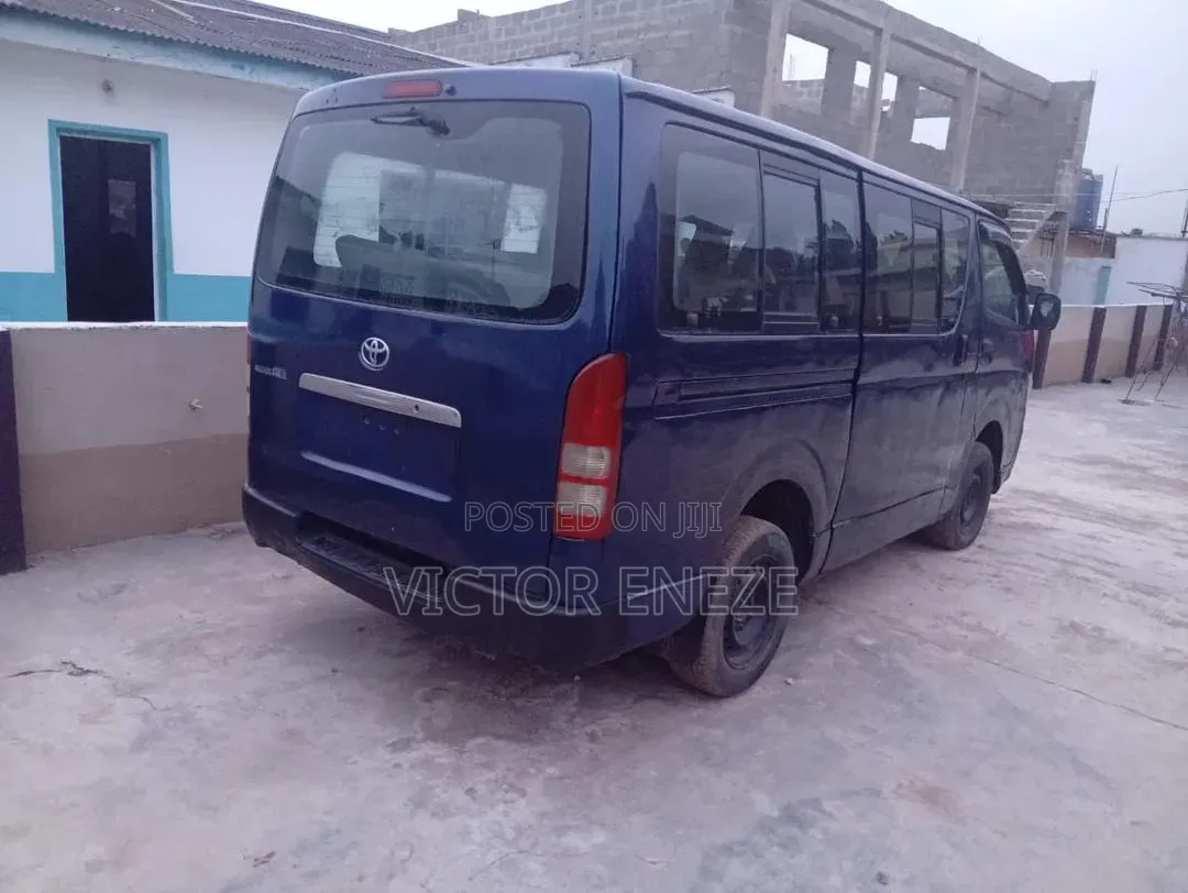 Toyota HiAce 2012 Blue