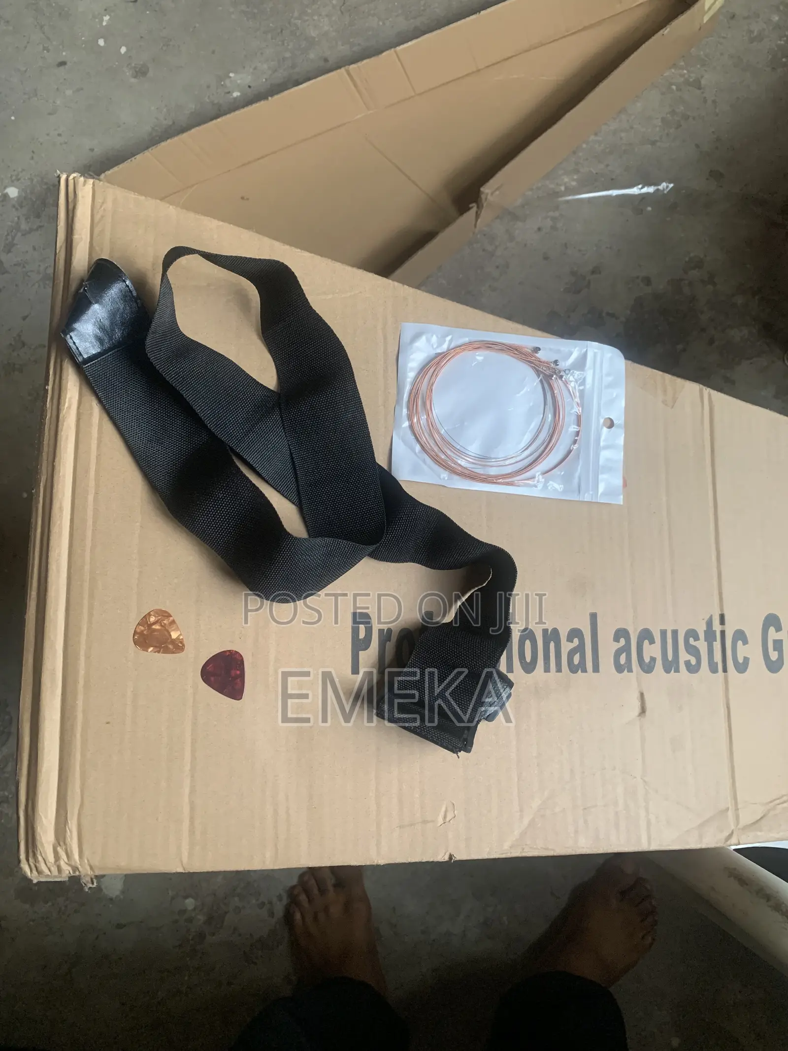 Greatpower Acoustic Guitar + Bag + 2 Picks + Extra Strings