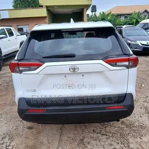 Toyota RAV4 LE 2021 White