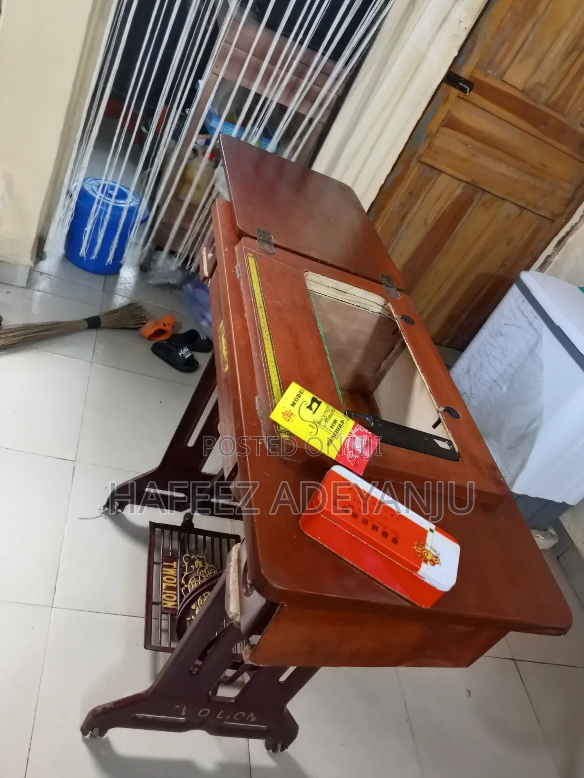 Used Manuel Sewing Machine With Folding Table - Two Lion