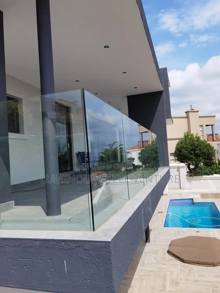 Experience the Ultimate in Modern Architecture With Our Frameless