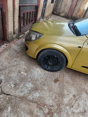 Opel Astra 2004 Yellow