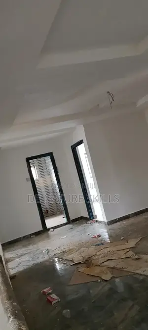 Nice Putty or Cement Screeded Walls