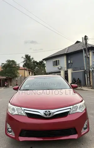 Toyota Camry XLE 4dr Sedan (2.5L 4cyl 6A) 2013 Red