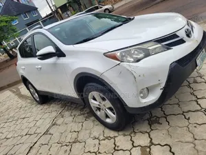 Toyota RAV4 XLE 4dr SUV (2.5L 4cyl 6A) 2015 White
