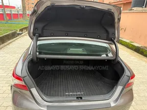 Toyota Camry SE FWD (2.5L 4cyl 8AM) 2018 Gray