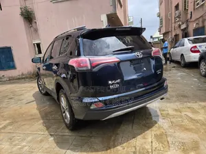 Toyota RAV4 Limited FWD (2.5L 4cyl 6A) 2017 Green