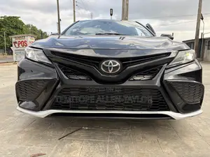 Toyota Camry SE FWD (2.5L 4cyl 8AM) 2018 Black