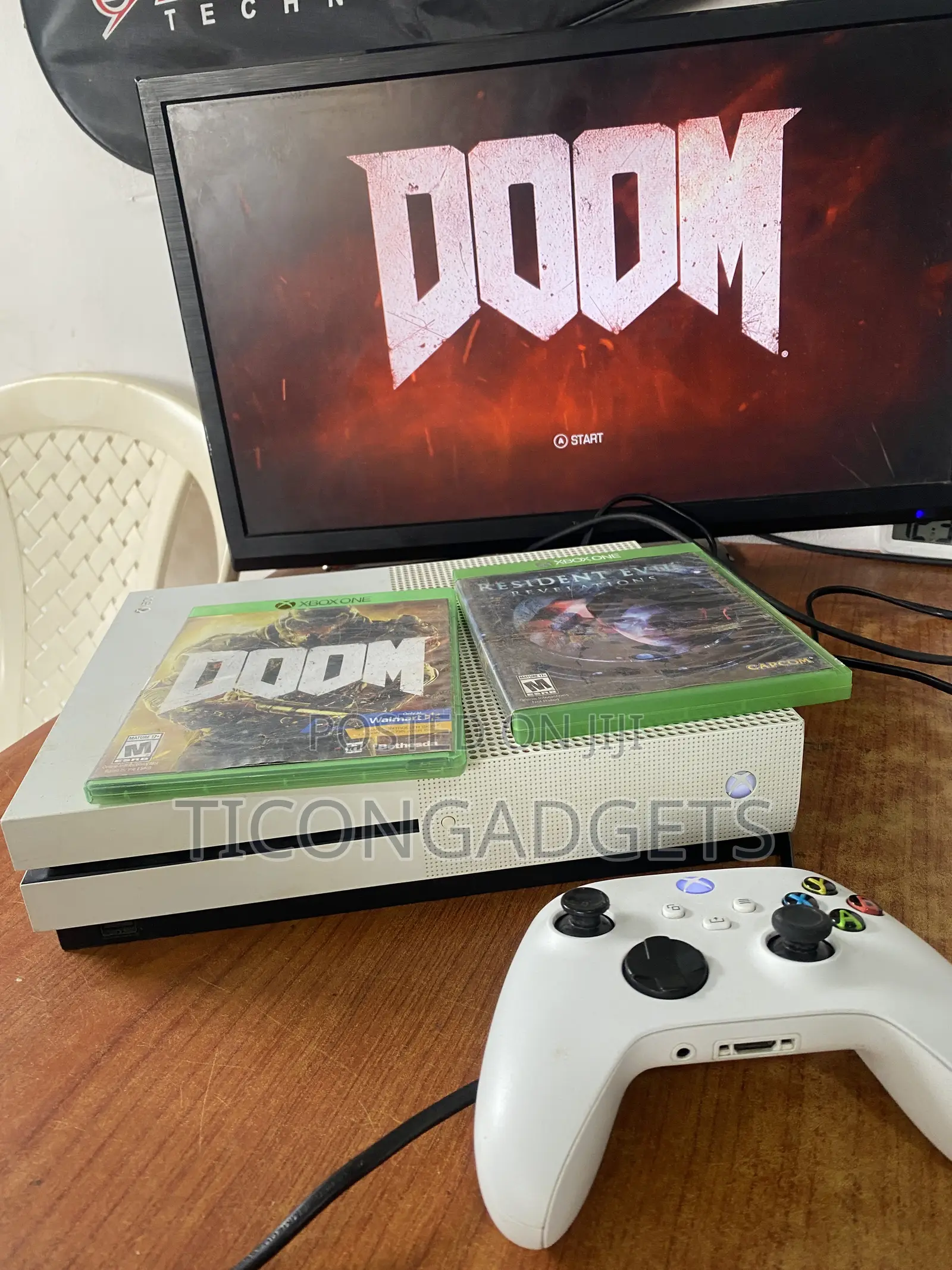 Xbox One S and Pad With Cd 2 Cd Games
