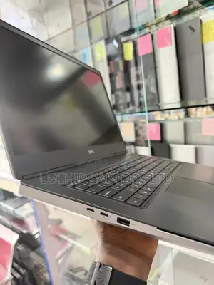 Laptop Dell Precision 7760 64GB Intel Xeon SSD 512GB