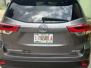 Toyota Highlander LE Plus 4x4 V6 (3.5L 6cyl 8A) 2017 Gray