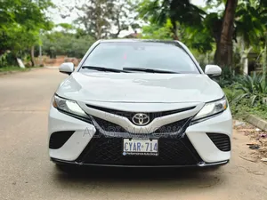 Toyota Camry XSE FWD (2.5L 4cyl 8AM) 2018 White