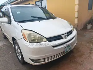 Toyota Sienna 2004 White